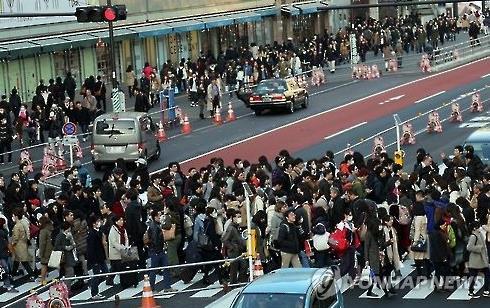 日 고령화 심각…65세 이상이 인구 4분의 1 넘어서