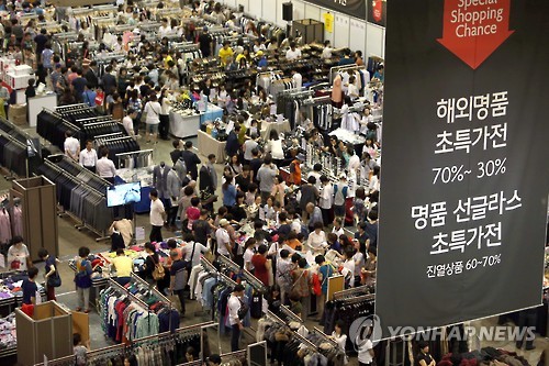 전통시장은 파리 날리는데 명품매장은 문전성시