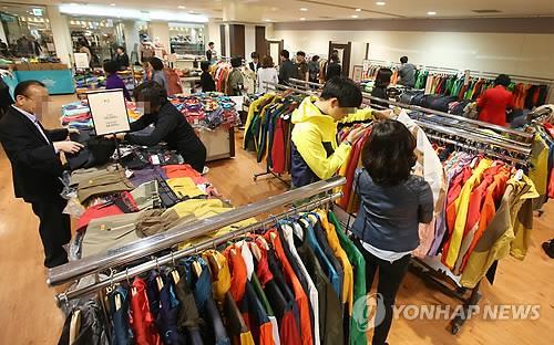 생활화학제품 불신 심화…대형마트 매출 '타격'