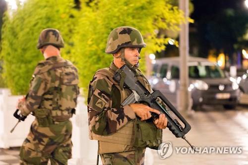 佛대혁명기념일 니스서 트럭테러로 77명 사망…파리테러 후 최악(종합2보)