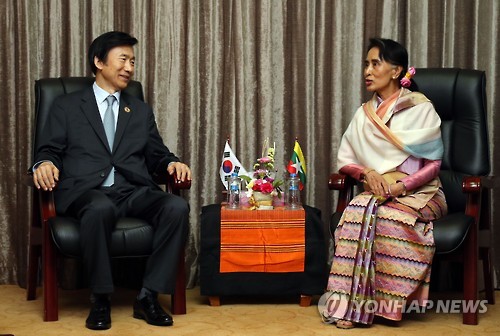 외교무대 '데뷔' 수치 장관, 윤병세와 첫 외교장관회담