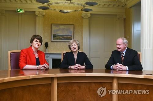 英 메이, EU 탈퇴후 아일랜드와 자유통행지역 유지 시사