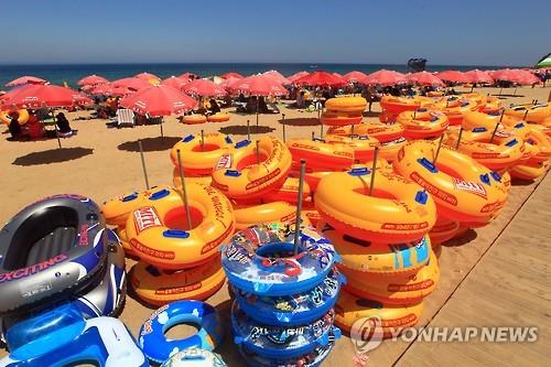 오싹동굴·모기장영화관·발풍기…'이색 피서'