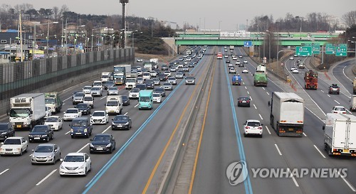휴가객 몰려 고속도로 몸살…하계 통행량으로는 역대 최다(종합)