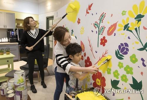 가발 써보고 페인트 섞어보고…체험형 백화점 매장 증가