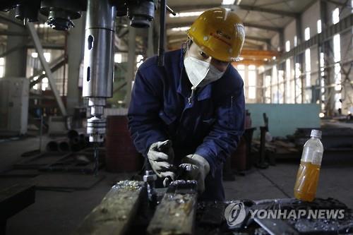 엇갈린 中 제조업 경기…정부는 위축·차이신은 확장(종합)