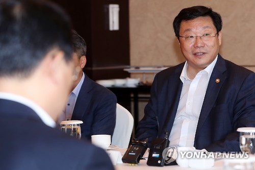 주형환 산업부 장관, 라오스서 아세안 관련 회의 참석