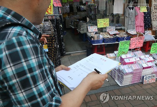 '문열고 냉방영업' 1차 합동단속…43개 매장에 경고장