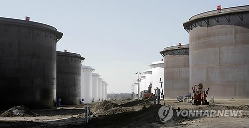 국제유가, 미국 원유재고 예상밖 감소에 상승…WTI 2.4%↑