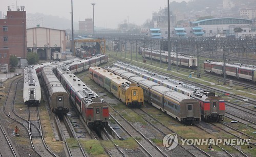 철도·지하철 파업 이틀째…시멘트 수송 급감 등 물류 피해 커져