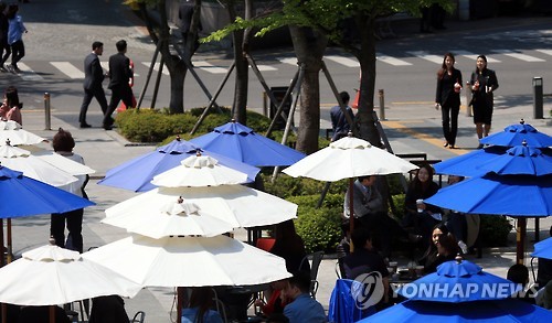 가로수길 노천카페 절반이 불법…테라스 영업 합법화 추진