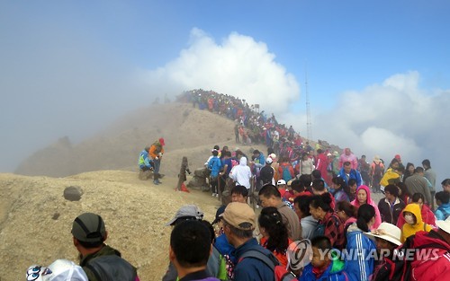 中 국경절 연휴 백두산 관광객 급증…하루 3만명으로 작년의 2배