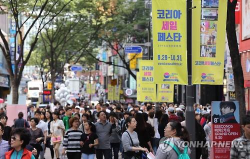 코리아세일페스타에 中국경절까지…백화점·면세점 '북적'(종합)