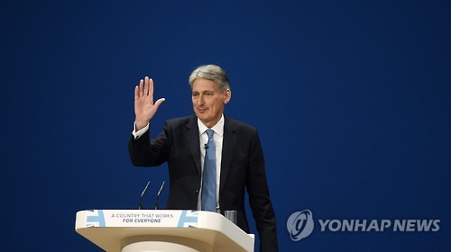 英 '2020년 재정흑자' 목표 폐기…재무 
