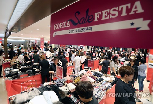 백화점 막바지 세일…가을 의류·아웃도어 할인전