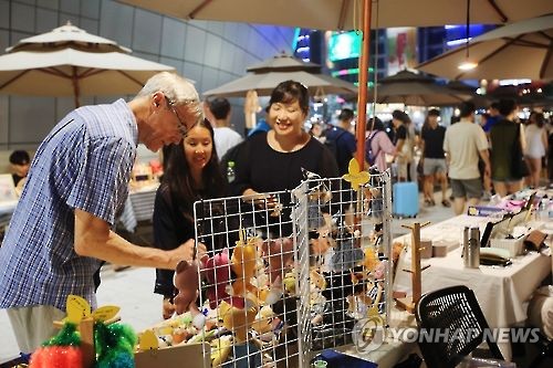 서울 체감경기 여전히 위축…명동 상권 '고전' 동대문 '활기'