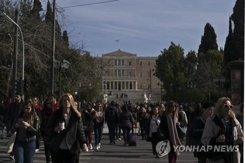 허리띠 졸라매던 그리스, 최저 임금 11% 인상…월 83만원