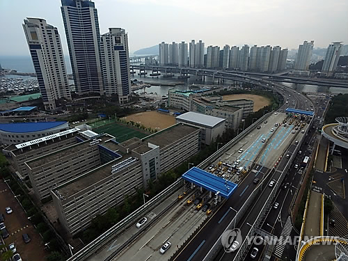최저임금도 못 받는 광안대교 통행료 징수원 