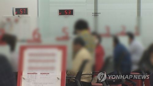최고금리 인하 1년…저축은행 신용대출 금리 1년새 최대 7%p↓