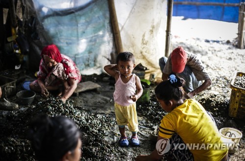 인니, 빈곤 지원받으려면 '가난한 집' 써 붙여라…조처 논란