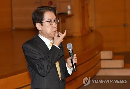 신창재, 교보 투자자들 중재신청 재고 요구…