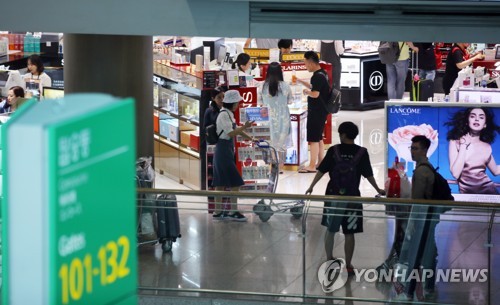 인천공항 출국장 면세점 특허 5∼10년 연장법안 특혜 논란(종합)