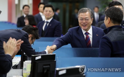 文대통령, 혁신성장 동력 '혁신금융' 발표…기업·금융인 격려도