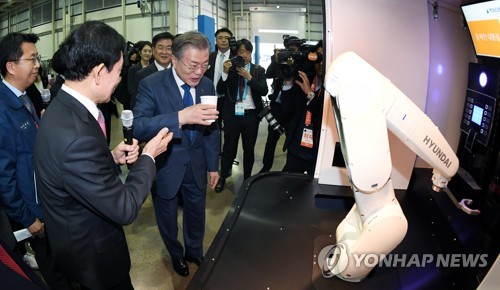 대구시장서 10만원어치 장본 文대통령…권영진 