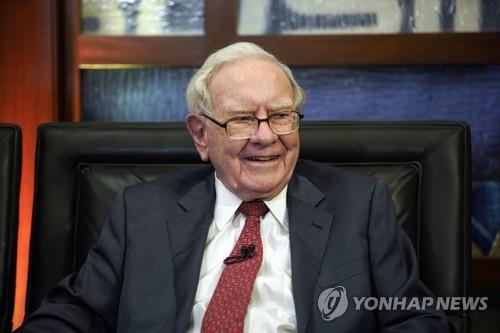 억만장자 워런 버핏, 전화기는 여전히 2만원대 삼성 폴더폰
