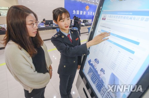 中, 기업·개인 비용 50조원 추가 경감책…경기부양 총력
