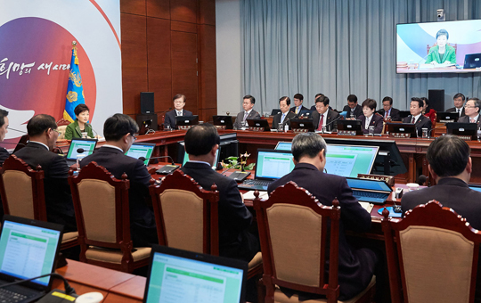 박근혜 대통령이 19일 청와대에서 열린 국무회의를 주재하고 있다.