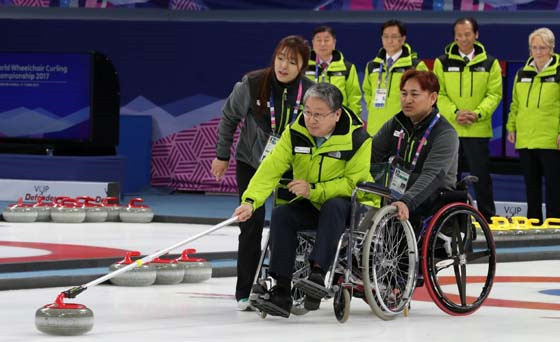 유동훈 문화체육관광부 제2차관이 3월 4일 강원도 강릉 컬링 센터에서 열린 제3회 2018 평창 패럴림픽 데이 행사에서 휠체어컬링 체험을 하고 있다
