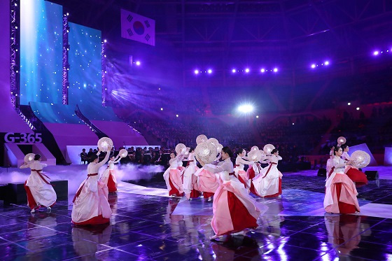 지난 2월 9일 강원도 강릉시 강릉하키센터에서 열린 평창올림픽 G-1년 행사에 축하행사가 펼쳐지고 있다.