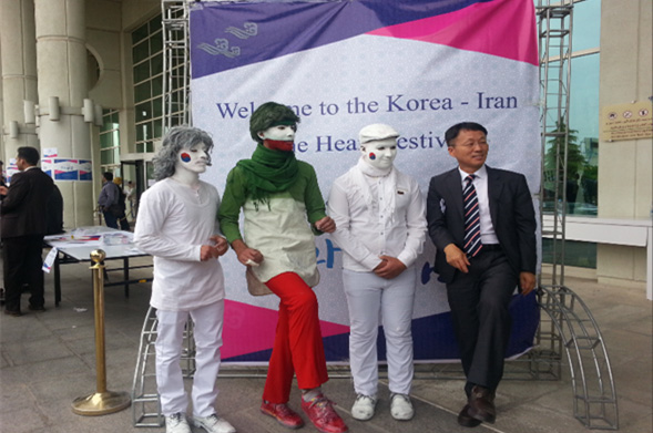 <‘문화공감(Korea – Iran One Heart Festival)’ 행사장 앞에서 퍼포먼스를 하는 이란 젊은이들>