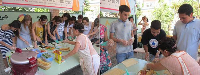 <‘한식 체험행사’, ‘김밥 만들기’에 참가한 행사 참가자들>