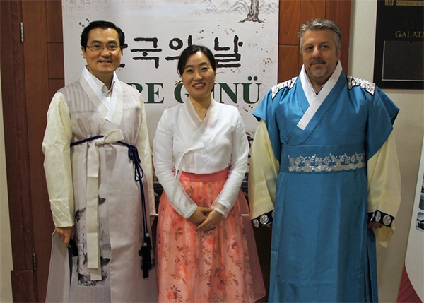 (좌측부터)행사 주최측인 Ergun Tur의 박광희, Recai Ergun 공동대표, 루야컬쳐의 류정아 실장